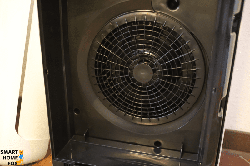 Der Motor (Ventilator) des Philips AC2889/10 Series 2000i Luftreinigers befindet sich im Inneren des Geräts hinter einem Schutzgitter
